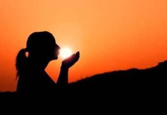 16054119-silhouette-of-a-girl-kissing-the-sun