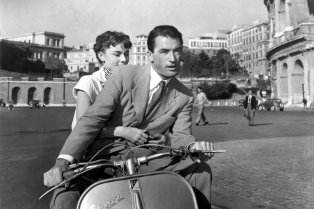 5d4be2c994291e2514f576ae3015aff13ea63a1b-gacroman-holiday.jpeg