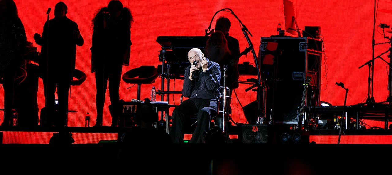 1280px-Phil_Collins_-_BST_Hyde_Park_-_Friday_30th_June_2017_PCollinsBST300617-26_(35649688476)